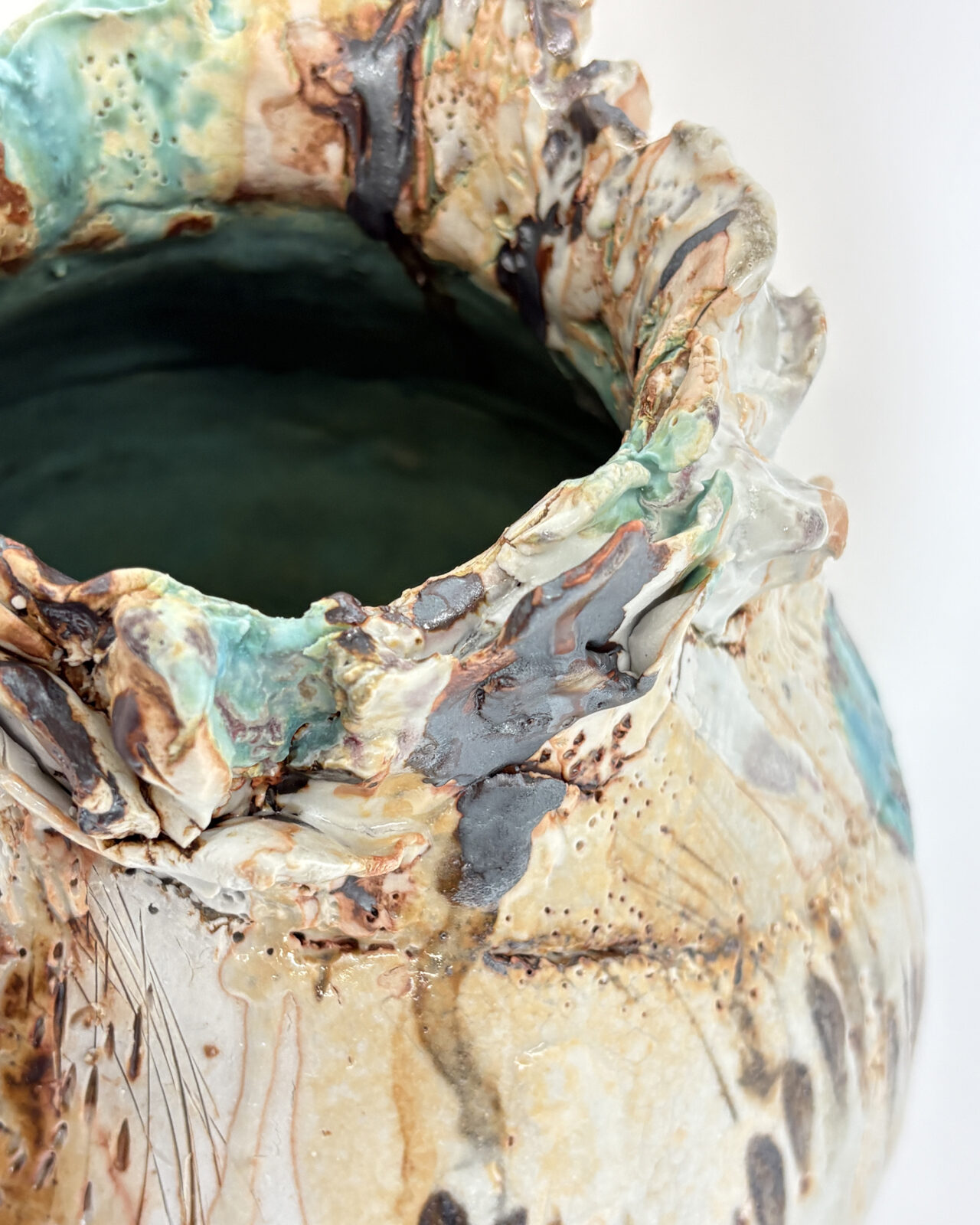 Vessel no. 67 - detailed images rim detail and inside of the vessel